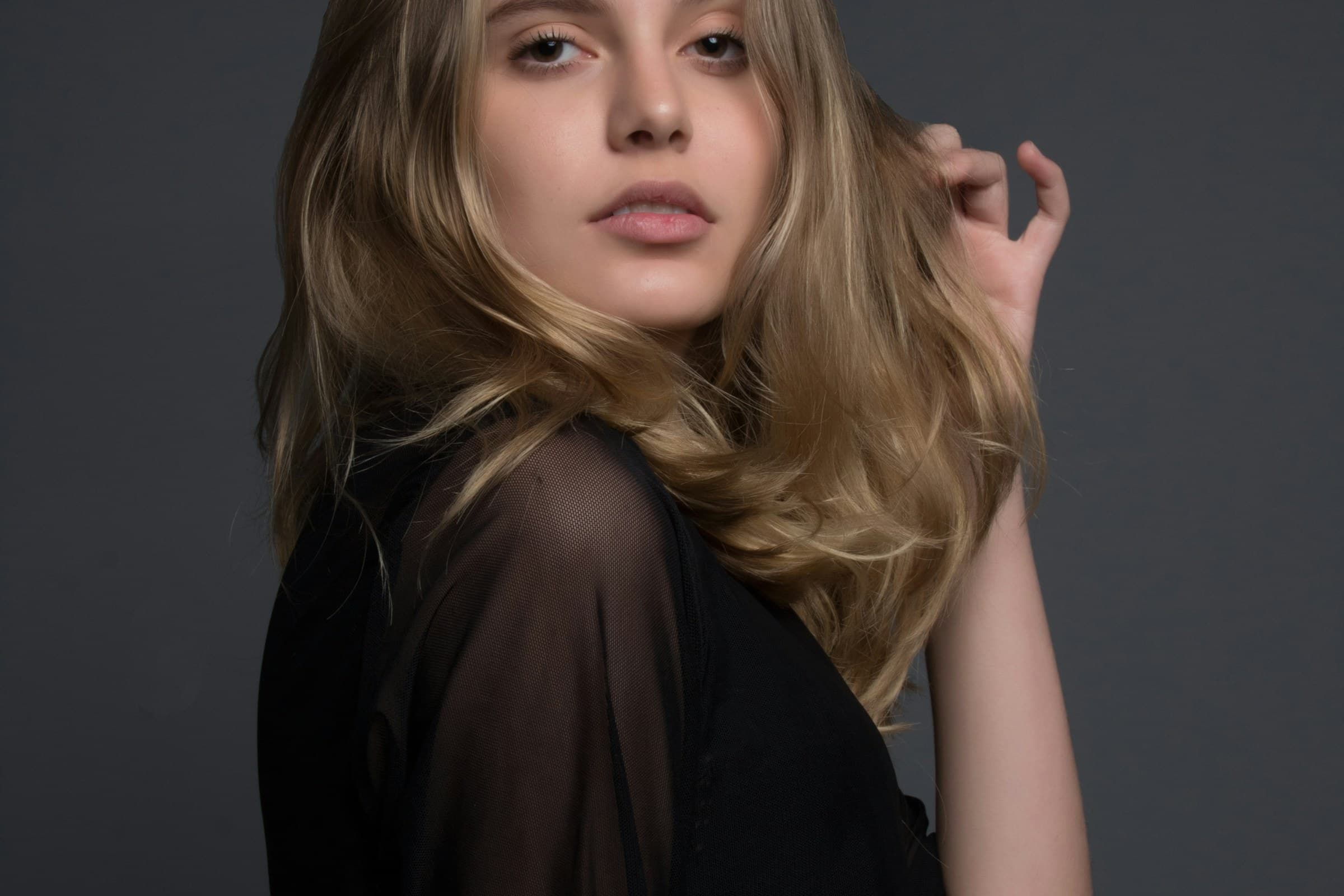 Modelo con cabello estilizado